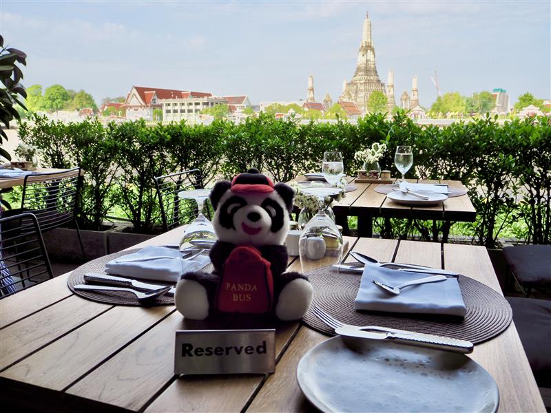 スタッフがお席へご案内いたします。